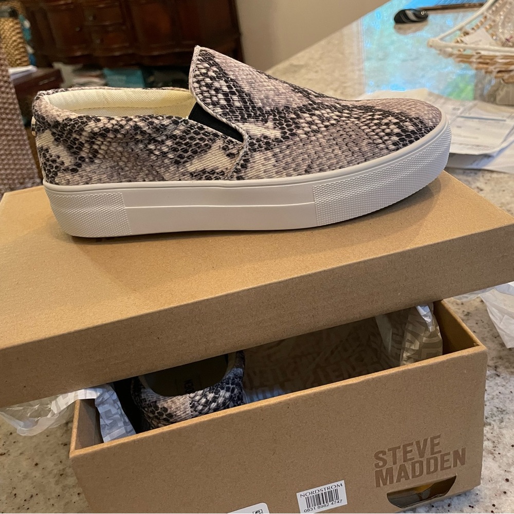 Steve Madden Gills slip on sneaker